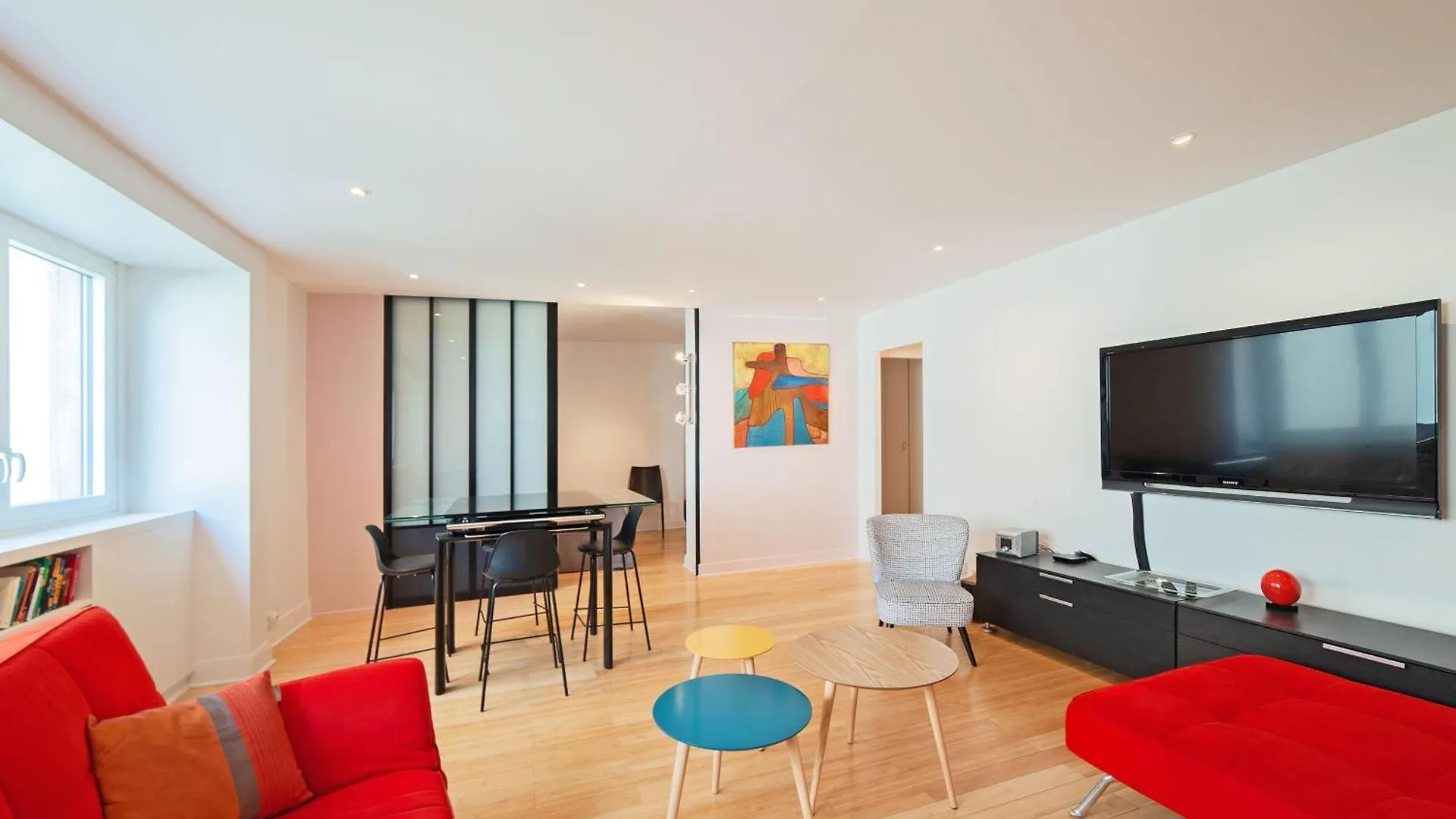 Large Pleasant Studio Alcove In Center location